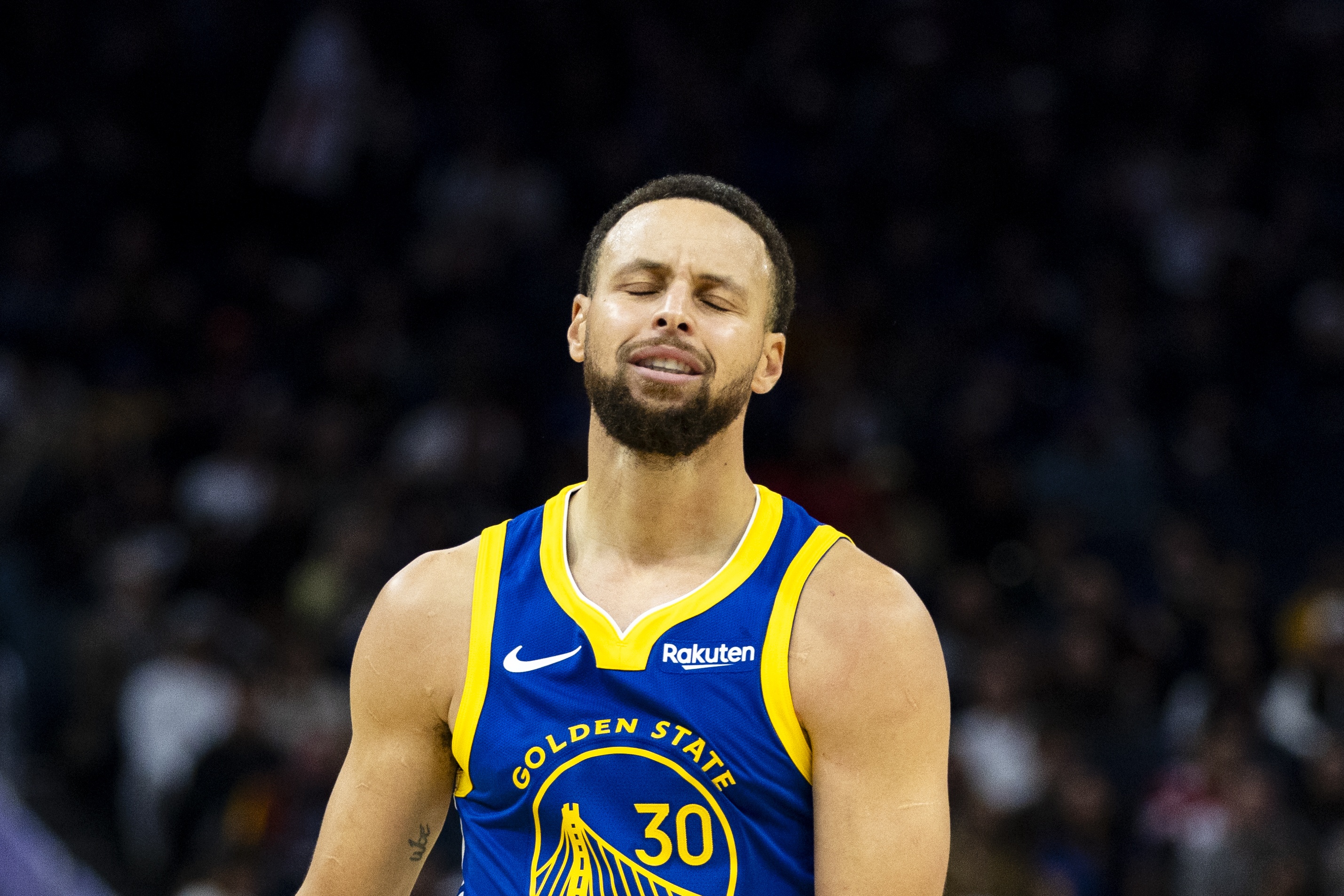 betvictor伟德官网-库里哪有圆柱体！争议判罚逼科尔自爆 勇士1分惜败究竟冤不冤？